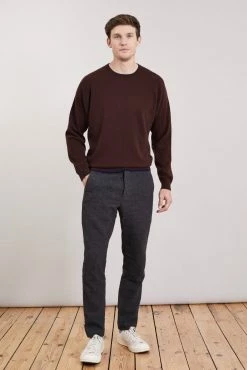 Loop Cashmere Mens Cashmere Crew Neck Sweater in Bordeaux - Burgundy