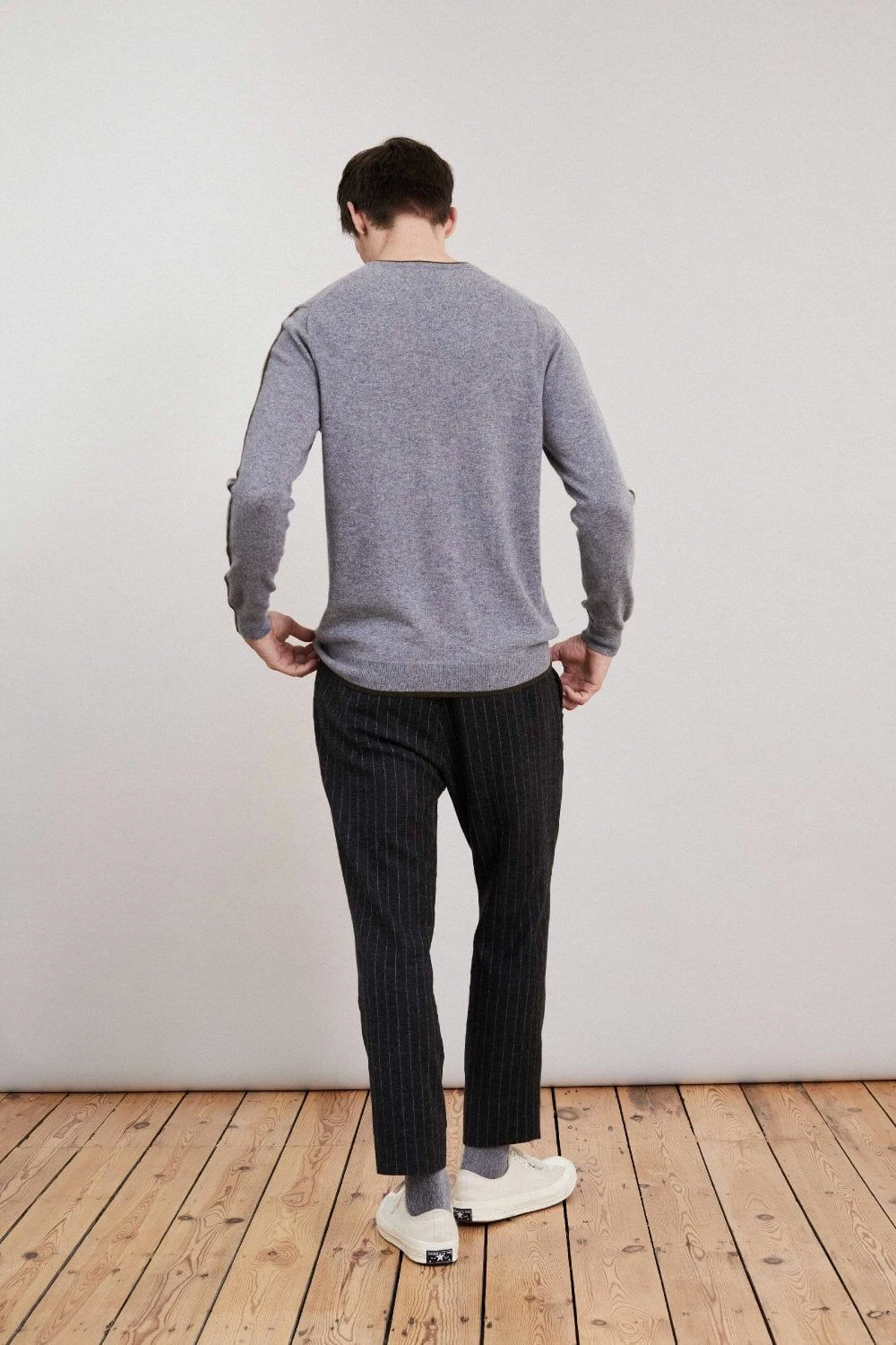 Loop Cashmere Mens Cashmere V Neck Sweater in Derby - Grey 3 Loop Cashmere Mens Cashmere V Neck Sweater in Derby - Grey - Image 3