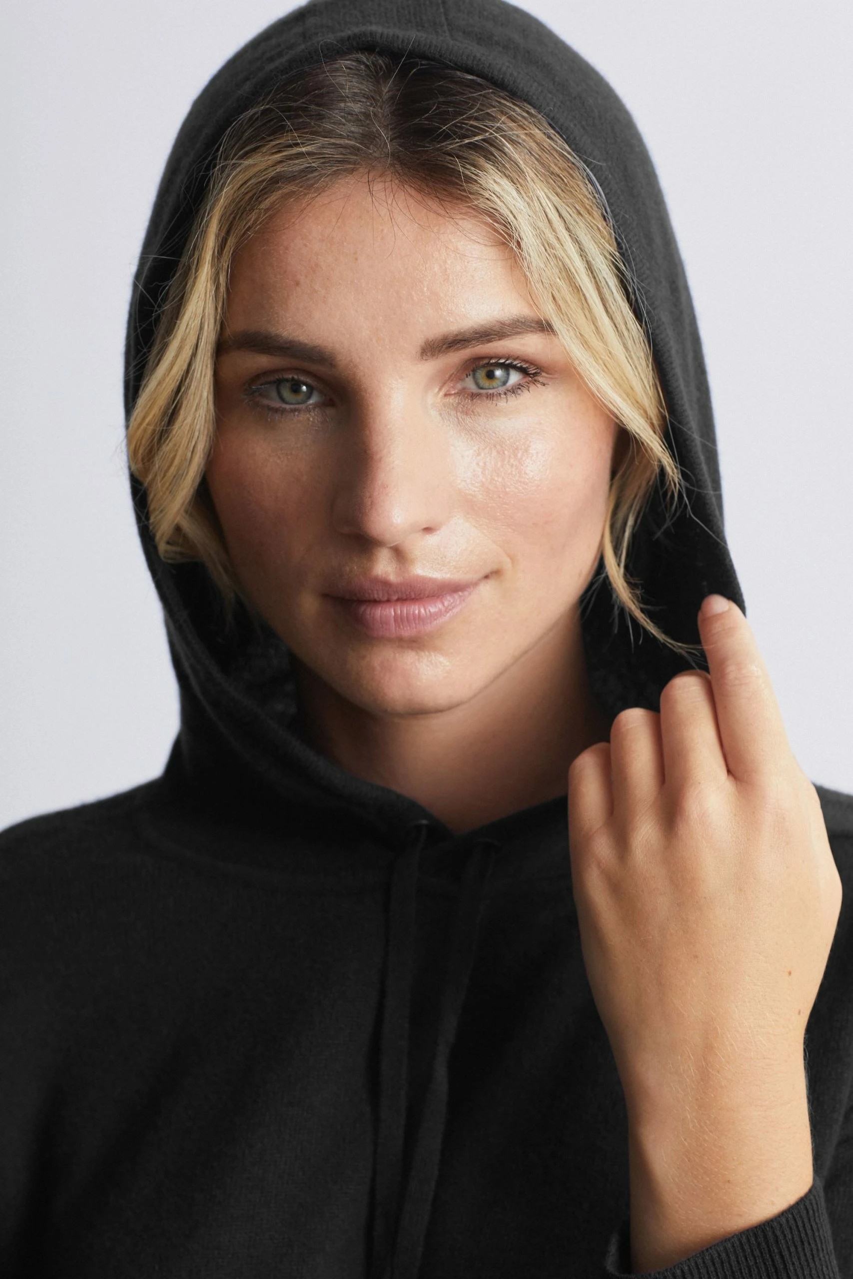Loop Cashmere Cashmere Hoodie in Black 2 Loop Cashmere Cashmere Hoodie in Black - Image 2