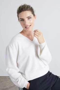 Loop Cashmere Cashmere V Neck Sweater in Off White - Off-White 5 Loop Cashmere Cashmere V Neck Sweater in Off White - Off-White -Cheap Clogau Store 78691235b52a431e97b6eafa08f3ecb8 scaled