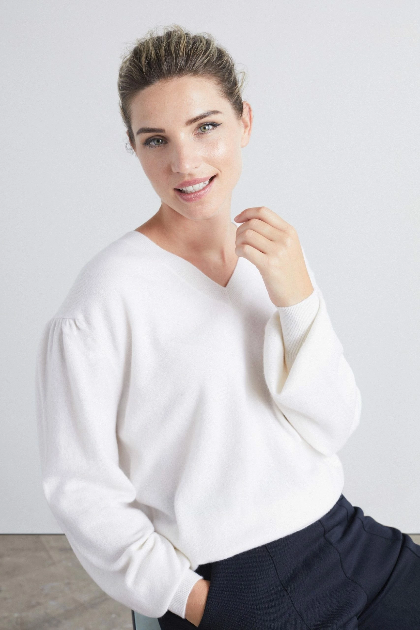 Loop Cashmere Cashmere V Neck Sweater in Off White - Off-White 3 Loop Cashmere Cashmere V Neck Sweater in Off White - Off-White - Image 3