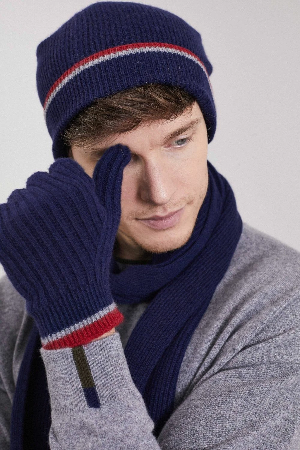 Loop Cashmere Mens Cashmere Gloves in Midnight - Navy 2 Loop Cashmere Mens Cashmere Gloves in Midnight - Navy - Image 2