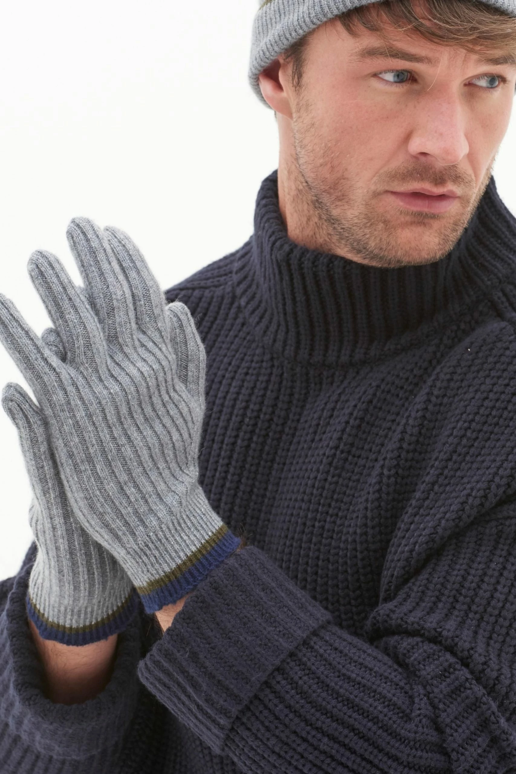 Loop Cashmere Mens Cashmere Gloves in Derby - Grey 2 Loop Cashmere Mens Cashmere Gloves in Derby - Grey - Image 2