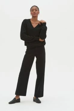 Loop Cashmere Cashmere V Neck Sweater in Black
